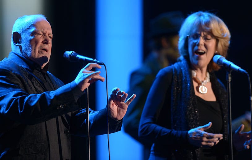 Für das Duett "Up Where We Belong" mit Jennifer Warnes erhielt er 1983 einen Grammy Award. Hier sind die Duettpartner bei einem Auftritt im Jahr 2013 zu sehen.
