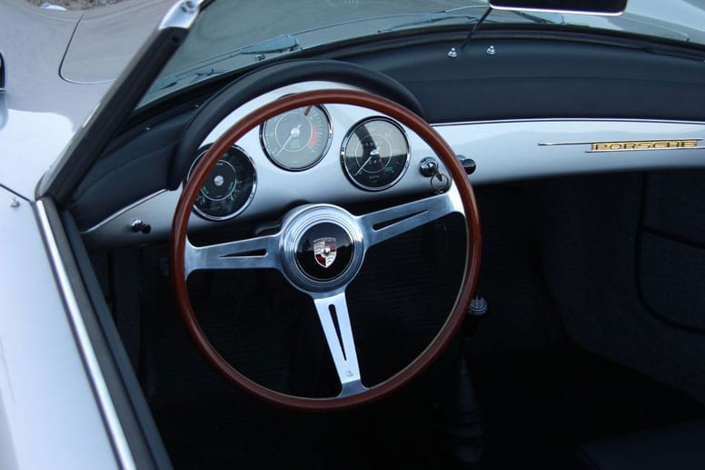 Ein klassisches Porsche-Cockpit mit Dreispeichen-Lenkrad.