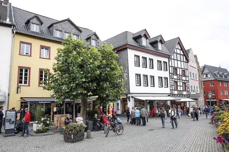 In der Eifel hat gerade das erste Outlet-Center in einem echten historischen Ort aufgemacht. Ein Investor aus Österreich hat den traditionsreichen Kurort Bad Münstereifel wachgeküsst - mit 40 Läden, verteilt über die ganze Altstadt. Und alle sind untergebracht in denkmalgeschützten Häusern.