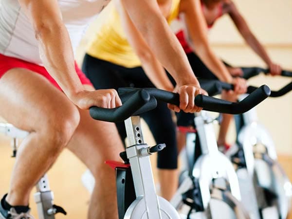 Spinning auch Indoorcycling genannt, trainiert die Bein- und die Bauchmuskulatur gleichzeitig.