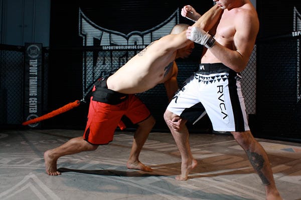 Mit den Slastix Clips, flexiblen Widerstandsbändern, trainieren die Kämpfer ihre Muskulatur. Dabei ist eine Kombination mit dem sogenannten Aufgaben-Sparring ideal.