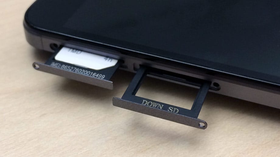 Die beiden seitlich angebrachten Schubladen nehmen die Micro-Sim-Karte zum Telefonieren und eine MicroSD-Speicherkarte auf.