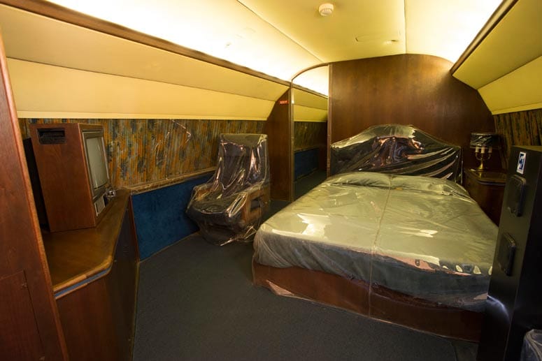 Ursprünglich kostete die "Lisa Marie" rund 250.000 Dollar. Doch die umfangreichem Umbauten trieben die Kosten auf 600.000 US-Dollar. Dafür bekam der "King" ein Schlafzimmer mit riesigem Bett.