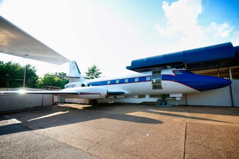 Deswegen kauft Elvis Presley die "Hound Dog II", eine Lockheed Jetstar. Diese Maschine kostete damals gut 900.000 US-Dollar.