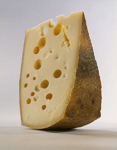 Allgäuer Emmentaler: Der mindestens drei Monate gereifter Käse, der seit dem 19. Jahrhundert in Süddeutschland produziert wird, ist ebenfalls ursprungsgeschützt. Er darf nur in Käsereien im Allgäu hergestellt werden.