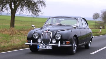 In die Verlängerung: Der S-Type basiert auf dem MKII, doch Jaguar streckte ihn nach hinten um 12 Zentimeter.