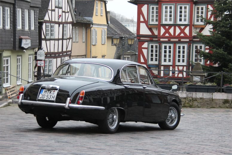 Gute Figur: Nicht nur vor britischen Herrenhäusern sieht der Jaguar S-Type gut aus.