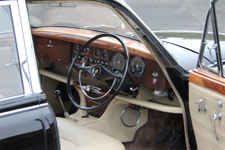 Willkommen im Salon: Holz dominiert das Interieur des noblen Briten.