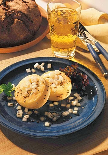 Der Odenwälder Handkäse, auch als Odenwälder Frühstückskäse bekannt, ist ebenfalls herkunftsrechtlich geschützt. Der kräftig schmeckende Weichkäse stammt aus Rohmilch von Kühen aus dem hessischen Odenwald und darf nur dort produziert werden..