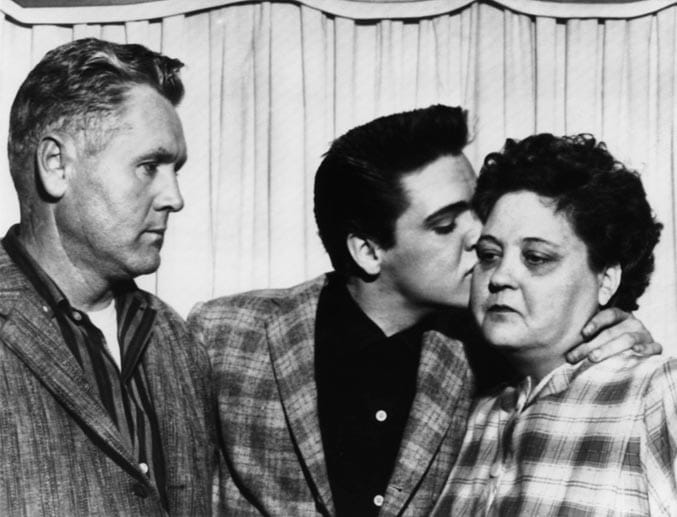 Hier ist Elvis mit seiner Mutter Gladys und seinem Vater Vernom Presley zu sehen. Zu seiner Mutter hatte Elvis eine besonders enge Beziehung. Sie starb bereits 1958, konnte aber die ersten großen Erfolge des Sohnes noch miterleben.