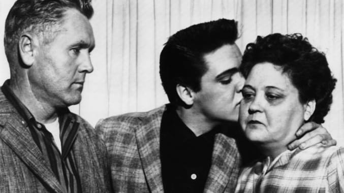 Hier ist Elvis mit seiner Mutter Gladys und seinem Vater Vernom Presley zu sehen. Zu seiner Mutter hatte Elvis eine besonders enge Beziehung. Sie starb bereits 1958, konnte aber die ersten großen Erfolge des Sohnes noch miterleben.