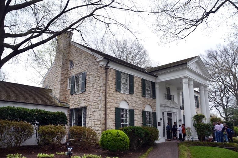 Hier lebte der King mit seiner Familie: Das Wohnhaus von Elvis Presley auf seinem früheren Anwesen Graceland. Heute ist das Anwesen ein Museum.