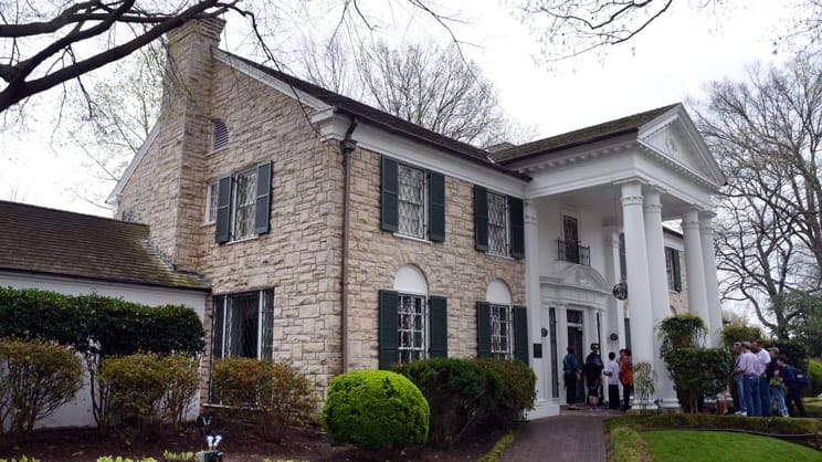 Hier lebte der King mit seiner Familie: Das Wohnhaus von Elvis Presley auf seinem früheren Anwesen Graceland. Heute ist das Anwesen ein Museum.