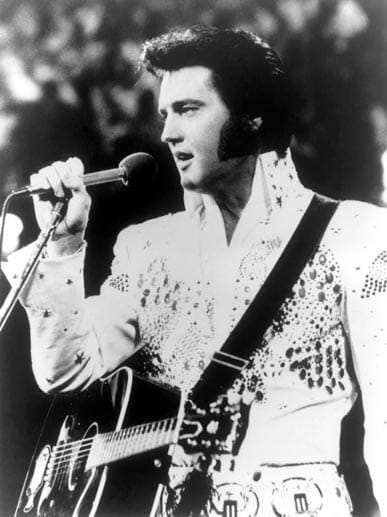 Für seine Fans war der "King" allerdings in dieser Zeit nur auf der Leinwand und Studio- bzw. Soundtrack-Alben präsent. Auf der Bühne trat Elvis erst wieder nach einer spektakulären Comeback-Show im US-Fernsehen Ende der 60er Jahre auf.