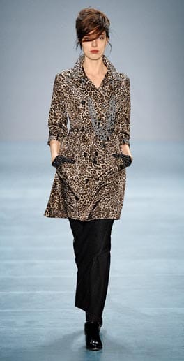 Schlicht und dezent sollte der Look mit Tiermustern wirken. Die Stylisten des Unternehmens Marc Cain kombinieren daher den auffälligen Leoparden-Mantel mit einer dunklen Hose.