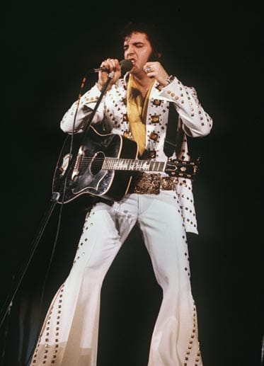 Elvis Presley im Jahr 1974. Seine Konzerte waren von Massenhysterie und Krawallen geprägt, seine Platten verkauften sich wie wild.