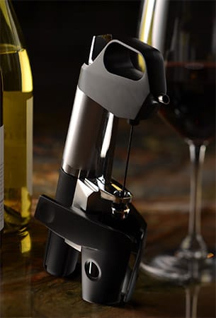 Coravin (ca. 300 Euro) verändert für Ralf Bos den Weinausschank in Toprestaurants – und bei Weinfans zu Hause. Denn diese neu entwickelte Technik lässt den Korken in der Flasche. Mit einer Nadel wird Argongas in die Flasche gepumpt und so der Wein ohne Sauerstoffzugabe ins Glas gebracht.