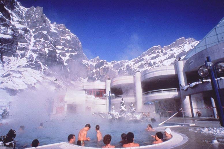 Das Waliser Bergdorf Leukerbad hat nicht nur exzellente Skipisten, sondern auch die reichsten Thermalwasserquellen Europas.