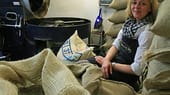 Die Feinkosthändlerin und Kaffeerösterin Annette Laier aus Offenbach übt ihr Handwerk in der fünften Generation aus. In ihrem Laden bietet sie mehr als 30 Sorten feinsten, selbst produzierten Kaffee an.