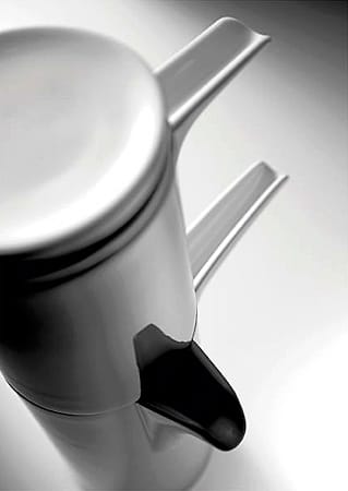 Die Walküre Porzellanfabrik hat die "Karlsbader Kanne" mit dem Designmodell "699070" zu neuem Leben erweckt. Die 0,7 Liter fassende "Bayreuther Kaffeemaschine" kostet um die 100 Euro.