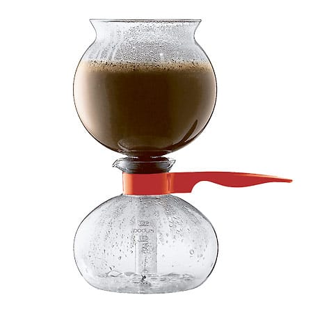 Der Vakuum-Kaffeebereiter "Pebo" von Bodum (etwa 70 Euro) stellt das Brühprinzip auf den Kopf. Zwei ineinander gesteckte Glasbehälter sind durch einen Glasstab verbunden. In die untere Kanne wird die gewünschte Wassermenge gefüllt, in den oberen Teil der Kaffee. Das Wasser steigt während des Erhitzens durch den Glasstab in den Behälter mit dem Kaffeepulver. Sobald die Kanne vom Herd genommen wird, fließt der fertige Kaffee durch den Unterdruck in die untere Kanne zurück.