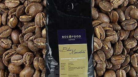 Eine der feinsten Kaffeesorten der Welt ist der Jamaica Blue Mountain (hier von Bos Food, 100 Gramm für 20 Euro). Der Arabica-Kaffee eignet sich besonders gut für die verschiedenen Zubereitungsvarianten mit Filter. Er wächst in der Höhe von 900 und 1700 Metern. Durch Nebel, Kühle und viel Regen wachsen die Kaffeekirschen wesentlich langsamer als woanders. Das macht ihr besonderes Aroma aus.
