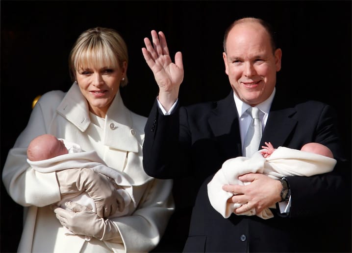 Glücklich und stolz zugleich: Am 7. Januar präsentieren Fürstin Charlène von Monaco und Fürst Albert II. ihre Zwillinge erstmals der Öffentlichkeit.