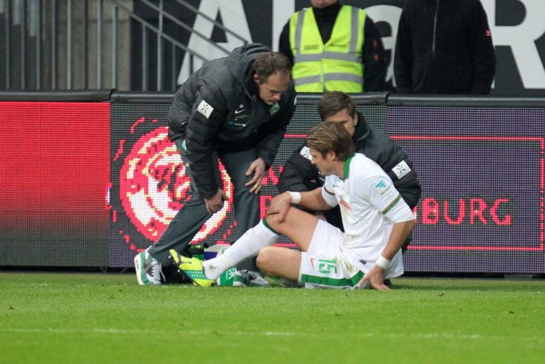Sebastian Prödl vom SV Werder Bremen muss wegen eines Innenbandrisses noch einige Wochen aussetzen. Kollege Cédric Makiadi verpasst den Auftakt aufgrund des Afrika-Cups. Auch Hoffnungsträger Melvyn Lorenzen fällt mit einem Außenmeniskusriss rund zwei Monate aus.