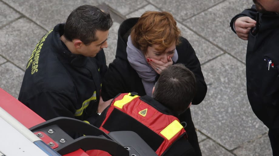 Die Menschen sind geschockt. Bei dem brutalen Terrorangriff auf die Redaktionsräume der Satire-Zeitschrift "Charlie Hebdo" wurden zwölf Menschen getötet und mehrere verletzt.