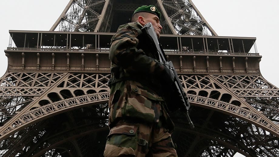 Tausende Sicherheitskräfte jagten bereits am Mittwoch die Männer, die zunächst in einem Auto aus Paris entkommen konnten.
