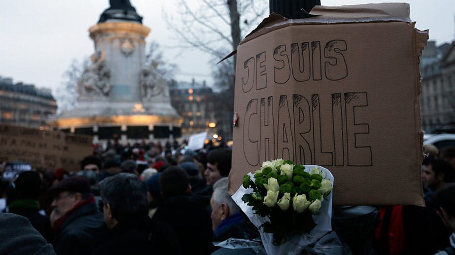 "Ich bin Charlie": Zehntausende Franzosen gedenken bereits am Mittwochabend der Getöteten.