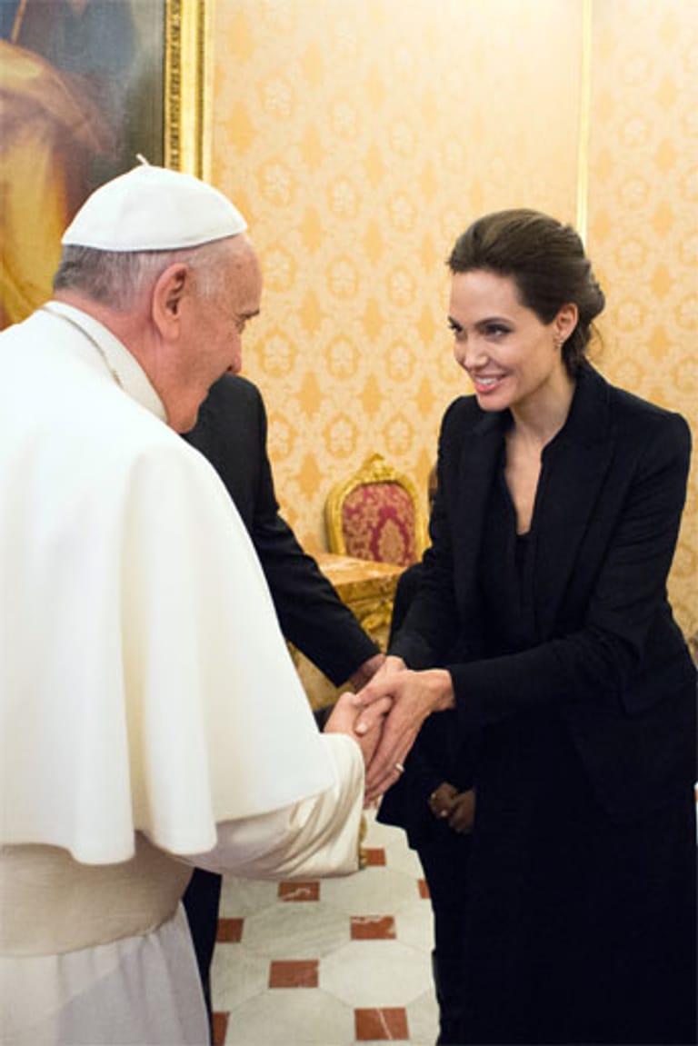 Angelina Jolie wurde von Papst Franziskus empfangen und zeigt ihm ihren Film "Unbroken".