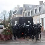 Schwerbewaffnete Spezialeinheiten durchsuchten mehrere Dörfer nordöstlich von Paris.