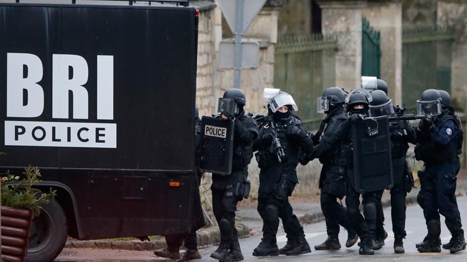 Zuvor waren am Donnerstag rund 88.000 Sicherheitskräfte bei der Fahndung nach den beiden "Charlie Hebdo"-Attentätern im Einsatz.