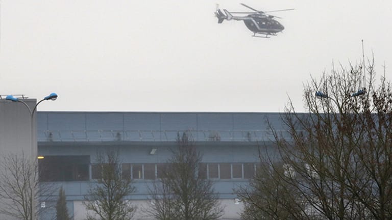 Hubschrauber kreisen über einer Druckerei bei Paris: Hier verschanzten sich die beiden "Charlie Hebdo"-Attentäter mit einer Geisel stundenlang.