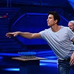Jan-Marco beim Spiel "Pfeilewerfen". Jan-Marco beim Spiel "Pfeilewerfen".