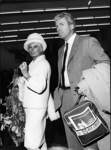 Dieses Bild zeigt die Schauspielerin mit ihrem Ehemann Anthony Steel im Jahr 1973 am Flughafen von Los Angeles.