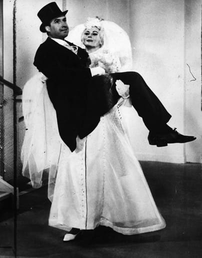 Anita Ekberg und Peter Alexander in dem Film "Das Liebeskarussell" aus dem Jahr 1965.