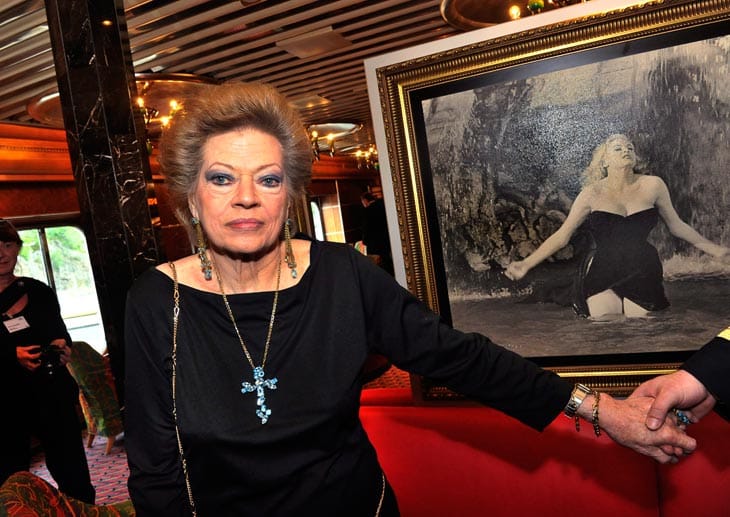 Im Juni 2010 besuchte Anita Ekberg eine Presseveranstaltung an Bord eines italienischen Kreuzfahrtschiffes. Im Hintergrund hängt ein Bild ihrer legendären Filmszene im Trevi-Brunnen.