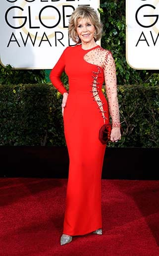 Kaum zu glauben, dass diese Frau schon 77 Jahre alt ist: Jane Fonda begeisterte auf dem roten Teppich der Golden Globes mit einer Hammer-Figur im enganliegenden roten Kleid.