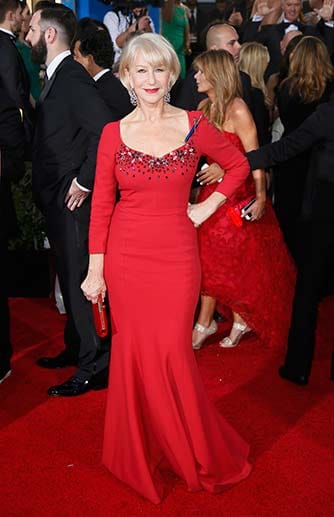 69 Jahre ist Helen Mirren - und zeigt im ebenfalls knallroten Kleid, was sie hat.