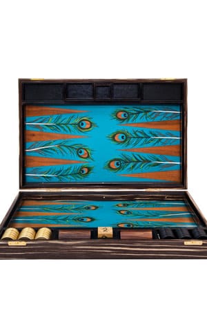 Das Backgammon-Set aus afrikanischem Zebrano-Holz, mit vergoldeten Verschlüssen und handbemaltem Innenleben mit Pfauenfedern (für 4295 Euro über Ahalife) wird in der Londoner Manufaktur von Alexandra Llewellyn handgefertigt.