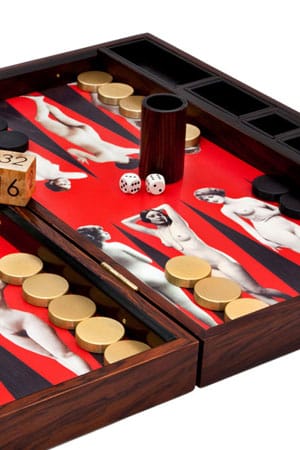 Ebenfalls aus dem Hause Alexandra Llewellyn stammt dieses Backgammon aus gebeizter, amerikanischer Weißbuche mit Damen im Eva-Kostüm für etwa 4100 Euro.