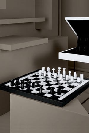 Das limitierte Schachspiel aus der Königlichen Porzellan-Manufaktur Berlin ist wie gemacht für Puristen: Die eleganten Figuren in Schwarz und Weiß spielen auf einem in Mahagoni gefassten Brett (um 4800 Euro über Artedona).