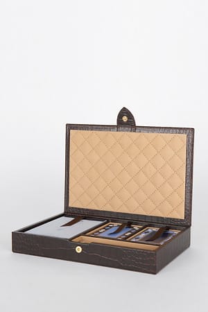 Das Londoner Luxuskaufhaus Smythson weiß, wie man edel Bridge spielt: Das Set in einem Koffer aus Kalbsleder und Karten mit Goldschnittverzierung gibt es für 585 Euro.