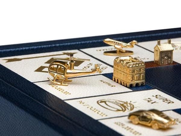 Für alle, die gerne mit echtem Geld spielen: Beim Billionaires Monopoly von Geoffrey Parker zocken Sie mit Figuren aus 18-karätigem Gold. Diese Ausgabe kostet etwa 10.850 Euro.