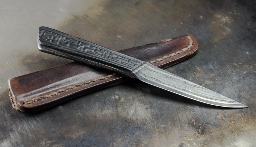 Handgefertigte Messer gibt es von Thomas Huber aus Berlin (stahlwerk-berlin.de). Alle von ihm geschmiedeten Messer sind sorgfältig gearbeitete Einzelstücke, die er ohne Zuhilfenahme von Maschinen herstellt. Sein Spezialgebiet ist das Schmieden von Damaszener Stahl.