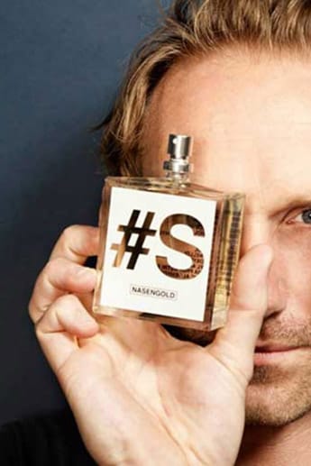 Der Unisex-Duft "Nasengold" von Parfumeur Christian Plesch kommt temperamentvoll und pfeffrig, heiß und holzig daher. Angemischt mit Amber und dem Duft einer riesigen Portion Glückshormone kostet das Parfum um 120 Euro.