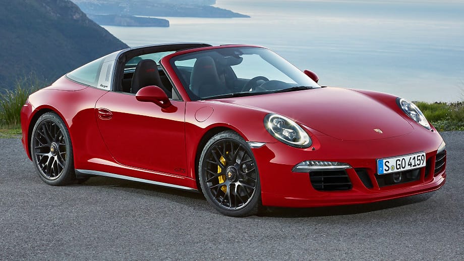 Ebenfalls in Detroit dabei ist der Porsche 911 Targa 4 GTS. Der Sportwagen verfügt über einen leistungsgesteigerten Sechszylinder-Boxer mit 430 PS und das serienmäßige Sport-Chrono-Paket. Der Targa 4 GTS erreicht über 300 km/h; mit dem optionalen Doppelkupplungsgetriebe schafft der Schwabe den Spurt auf Tempo 100 in 4,3 Sekunden. Ebenfalls in Detroit dabei ist der Porsche 911 Targa 4 GTS. Der Sportwagen verfügt über einen leistungsgesteigerten Sechszylinder-Boxer mit 430 PS und das serienmäßige Sport-Chrono-Paket. Der Targa 4 GTS erreicht über 300 km/h; mit dem optionalen Doppelkupplungsgetriebe schafft der Schwabe den Spurt auf Tempo 100 in 4,3 Sekunden.