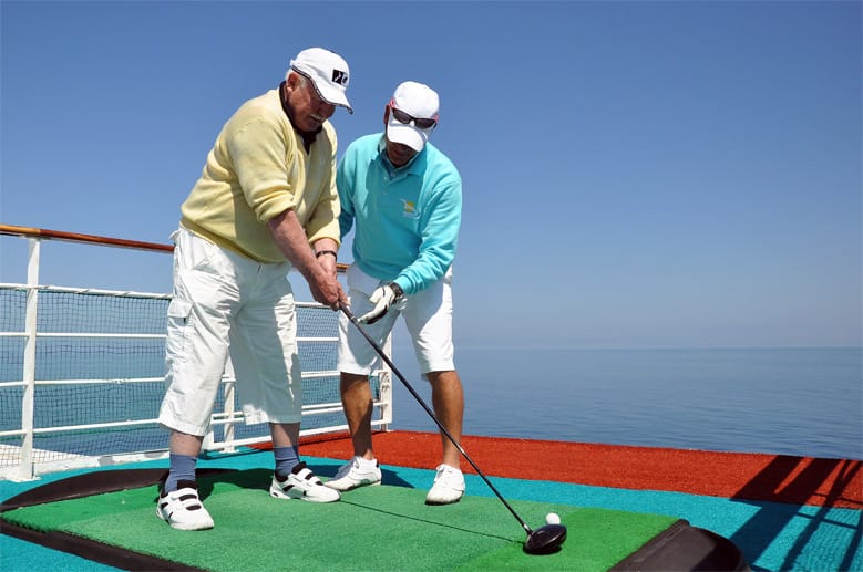 Zu den Freizeitangeboten an Bord gehört auch Golfspielen.